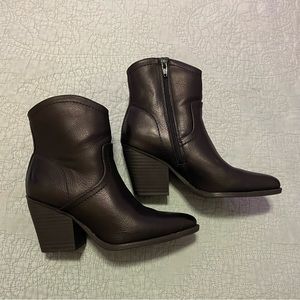 Naturalizer pointed black booties